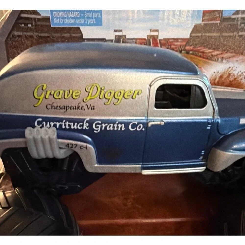 Monster Jam Grave Digger Currituck Grain Co Blue Silver 1:24 Scale Series 22